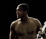 Jo-Wilfried Tsonga est très à l'aise avec son corps bodybuildé, tant à l'entraînement ou lors de fiestas que quand il s'agit de poser entièrement nu pour une campagne contre le cancer, comme ce fut le cas dans les pages du  Cosmopolitan  anglais en juin 2011.
