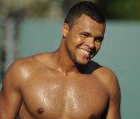 Jo-Wilfried Tsonga est très à l'aise avec son corps bodybuildé, tant à l'entraînement ou lors de fiestas que quand il s'agit de poser entièrement nu pour une campagne contre le cancer, comme ce fut le cas dans les pages du  Cosmopolitan  anglais en juin 2011.