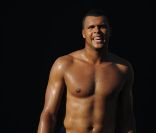 Jo-Wilfried Tsonga est très à l'aise avec son corps bodybuildé, tant à l'entraînement ou lors de fiestas que quand il s'agit de poser entièrement nu pour une campagne contre le cancer, comme ce fut le cas dans les pages du  Cosmopolitan  anglais en juin 2011.