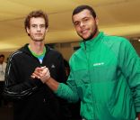 Jo-Wilfried Tsonga (phto : en juin 2011 lors du tournoi du Queen's, où il a perdu en finale face à Andy Murray) est très à l'aise avec son corps bodybuildé, tant à l'entraînement ou lors de fiestas que quand il s'agit de poser entièrement nu pour une campagne contre le cancer, comme ce fut le cas dans les pages du  Cosmopolitan  anglais en juin 2011.