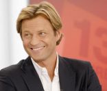 Laurent Delahousse en septembre 2009 sur le plateau de l\'émission 13h15, le dimanche sur France 2