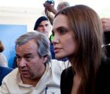 Le Haut-commissaire aux réfugiés pour les Nations Unies,  Antonio Guterres, et l'ambassadrice Angelina Jolie parlent avec des demandeurs d'asile à Lampedusa (Italie) le 19 juin 2011