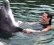 Brandon s'éclate avec le dauphin dans les Anges de la télé-réalité 2 : Miami Dreams, sur NRJ 12 le 21 juin 2011.