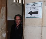 John Galliano sort du tribunal à Paris le 22 juin 2011