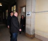 John Galliano sort du tribunal à Paris le 22 juin 2011