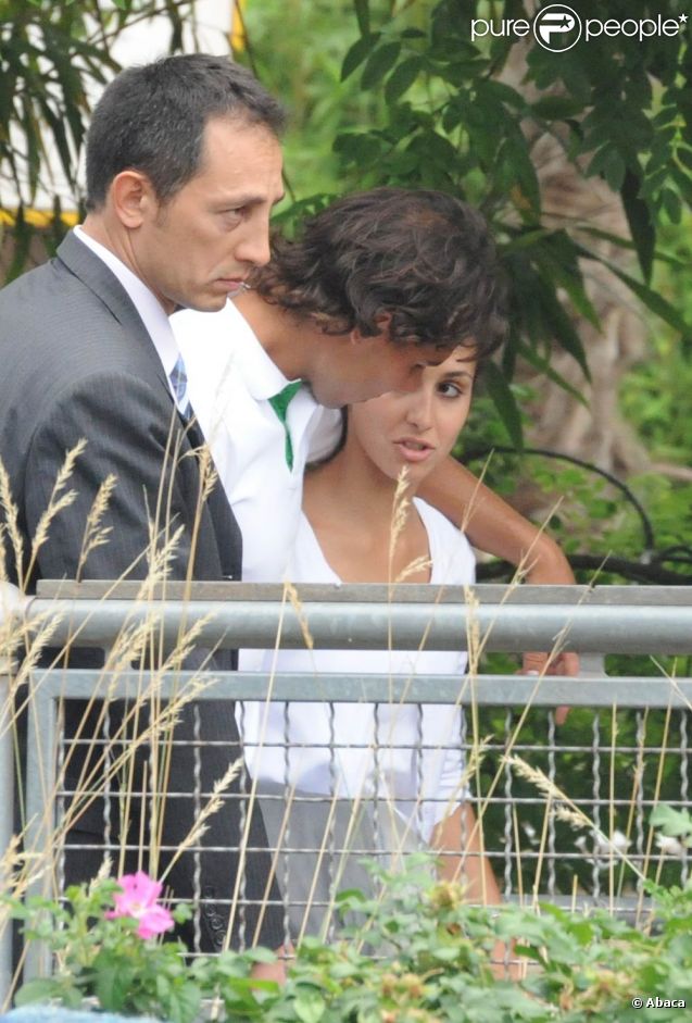 Ouf, enfin un peu d'intimité... Rafael Nadal est allé fêter son triomphe de Roland-Garros 2011 à Disneyland Paris, le 6 juin 2011, avec sa petite amie Xisca Perello.