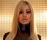 Zahia Dehar joue à la femme bionique pour Greg Williams 
