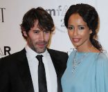 Jalil Lespert (en Smalto) et sa douce Sonia Rolland (en Stéphane Rolland et parée de bijoux Piaget), complices lors du dîner de l'amfAR organisé à Paris le 23 juin 2011