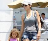 Halle Berry néglige son look... Ce n'est pas le cas de sa fillette ! Los Angeles, le 23 juin 2011