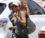 Halle Berry se promène encore avec sa fille Nahla dans les rues de Los Angeles, le 23 juin 2011