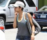 Halle Berry affectionne particulièrement ses shorts en jean. Ok, mais le  débardeur troué mérite un zéro pointé ! Los Angeles, le 23 juin 2011