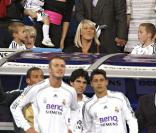 Victoria Beckham avec Tom Cruise et Kathie Holmes assistent a un match de David Beckham