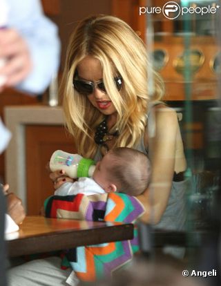 Rachel Zoe en train de donner le biberon à son fils Skyler dans les rues de Los Angeles le 23 juin 2011.