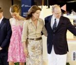 <p>Charlotte Casiraghi, sa mère la princesse Caroline de Hanovre et le prince Albert II de Monaco lors du Jumping International de Monaco à Monte-Carlo le 25 juin 2011</p>