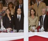 <p>Le prince Albert II de Monaco, sa soeur la princesse Caroline de Hanovre et Jean Rochefort lors du Jumping International de Monaco à Monte-Carlo le 25 juin 2011</p>