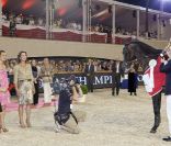 <p>Charlotte Casiraghi, la princesse Caroline de Hanovre et le prince Albert II de Monaco lors du Jumping International de Monaco à Monte-Carlo le 25 juin 2011</p>