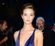 Rosie Huntington-Whiteley, très décolletée ou sirène argentée, est bluffante