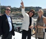 Le prince Albert et sa fiancée Charlene Wittstock découvraient mardi 28 juin 2011 l'installation scénique du port Hercule pour le show de Jean-Michel Jarre, en compagnie de l'intéressé. Sous un soleil radieux. Quelques heures plus tard, un orage venait menacer le mariage...