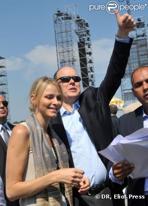 Le prince Albert et sa fiancée Charlene Wittstock découvraient mardi 28 juin 2011 l'installation scénique du port Hercule pour le show de Jean-Michel Jarre, en compagnie de l'intéressé. Sous un soleil radieux. Quelques heures plus tard, un orage venait menacer le mariage...