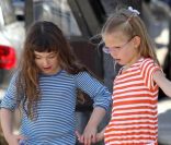 Violet et une amie à Los Angeles. Jennifer Garner les surveille en train de jouer dans la rue !<br />