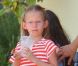 Violet se désaltère, non loin d'une amie et sa maman Jennifer, le 30 juin 2011.