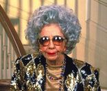 Grand Mère Yetta, jouée par Ann Morgan Guilbert, dans la série Une Nounou d'enfer