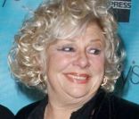 Renée Taylor (à droite) jouait Sylvia Fine dans Une Nounou d'enfer