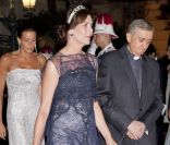 <p>La princesse Caroline de Hanovre sur le tapis rouge du dîner en l\'honneur des jeunes mariés Albert et Charlène sur la terrasse éphémère du Casino de Monte-Carlo.</p>
<p>Après le festival des têtes couronnées sur le tapis rouge du Palais princier, 