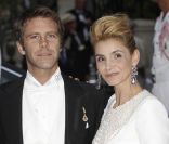 <p>La princesse Clotilde de Savoie (Clotilde Courau) a adopté un look impertinent comme elle les aime sur le tapis rouge du dîner en l\'honneur des jeunes mariés Albert et Charlène sur la terrasse éphémère du Casino de Monte-Carlo. Elle a posé avec so