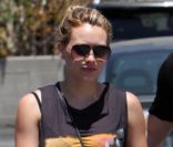 Hilary Duff se rend au restaurant Mo's en compagnie de son époux, Mike Comrie, à Los Angeles, samedi 2 juillet 2011.