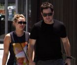 Hilary Duff se rend au restaurant Mo's en compagnie de son époux, Mike Comrie, à Los Angeles, samedi 2 juillet 2011.