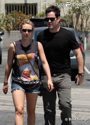 Hilary Duff se rend au restaurant Mo's en compagnie de son époux, Mike Comrie, à Los Angeles, samedi 2 juillet 2011.