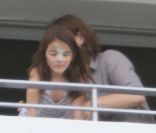  Suri Cruise a aussi arboré un maquillage blanc pour être assorti à son mini bikini ! Miami, 3 juillet 2011 