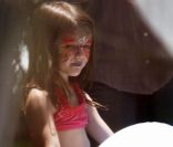 La petite Suri Cruise s'est transformée en charmant papillon pour l'anniversaire de son papa chéri ! Miami, 3 juillet 2011 