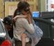 Katie Holmes arrive à l'hôtel de Miami avec sa fille Suri et le fils adoptif de Tom Cruise, Connor. Le 2 juillet 2011