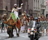 Sacha Baron Cohen sur son chameau en plein tournage de The Dictator, le 19 juin 2011 