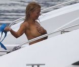 Geri Halliwell n\'a peur de rien au large de Saint-Jean-Cap-Ferrat le 18 juin 2011. Et n\'hésite pas à tout enlever !<br />