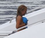 Geri Halliwell a enlevé son bikini sous les yeux ravis des photographes. Au large de Saint-Jean-Cap-Ferrat le 18 juin 2011<br />