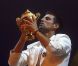 Novak Djokovic a dédié son trophée de Wimbledon à son pays, la Serbie, lundi 4 juillet 2011 à Belgrade.