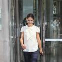 Katie Holmes ne quitte pas son sourire, au rythme des défilés parisiens