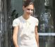 Katie Holmes ne quitte pas son sourire, au rythme des défilés parisiens