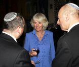 Le 5 juillet 2011, le prince Charles et son épouse Camilla Parker Bowles honoraient le dîner du 250e anniversaire du conseil des députés juifs britanniques, à Londres. 