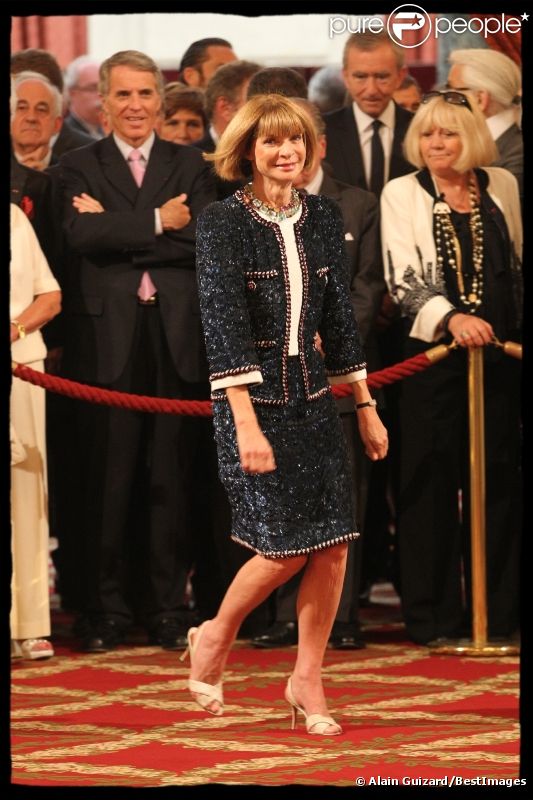 Anna Wintour, très fière, a été décorée par le président Nicolas Sarkozy. Elle vient d'être faire Chevalier de la Légion d'honneur. La cérémonie a eu lieu à L'Elysée le 6 juillet 2011.  