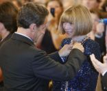 Anna Wintour, décorée par Nicolas Sarkozy le 6 juillet 2011 à L'Elysée