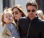 Brad Pitt, portant Knox, et Angelina Jolie à la Nouvelle-Orléans le 20 mars 2011
