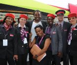 Anthony Kavanagh (ici avec le personnel de la SNCF) participe aux festivités du 30e anniversaire du TGV, à Paris-Gare de Lyon, jeudi 7 juillet 2011.