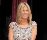 Jennifer Aniston dépose ses empreintes dans le ciment d'Hollywood le 7 juillet 2011