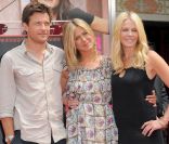 Jason Bateman et Chelsea Handler, avec Jennifer Aniston qui a déposé ses empreintes dans le ciment d'Hollywood le 7 juillet 2011