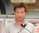 Jason Bateman fait un discours pour Jennifer Aniston qui dépose ses empreintes dans le ciment d'Hollywood le 7 juillet 2011