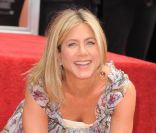 Jennifer Aniston, portant une robe Prada, dépose ses empreintes dans le ciment d'Hollywood le 7 juillet 2011
